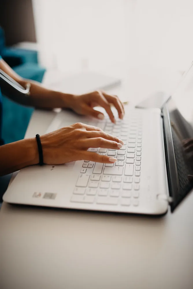 Persona trabajando con una laptop en un escritorio